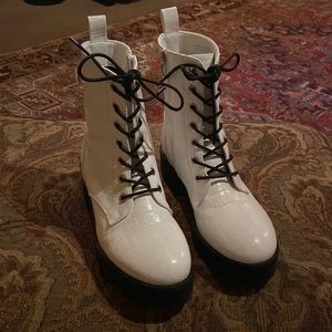 Like New Dirty Laundry White Lace-up Boots Size 8.5